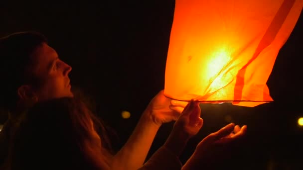 Primer Plano Mano Hombre Sosteniendo Una Vela Encendida — Vídeos de Stock