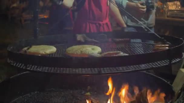 Grillowanie Steków Chleba — Wideo stockowe