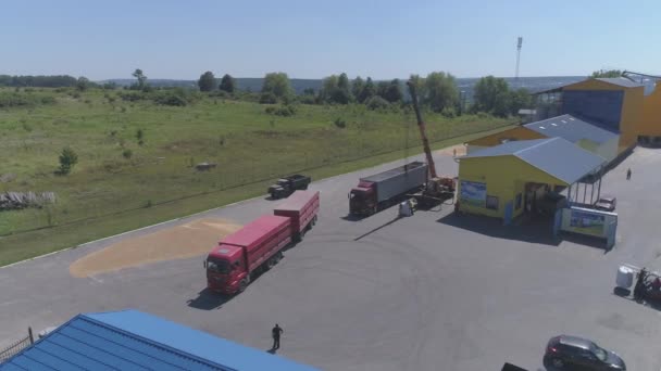 Luftaufnahme Von Lkws Einer Lagerhalle — Stockvideo