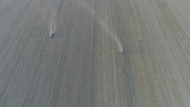 Vue Aérienne Des Moissonneuses Batteuses Sur Terrain — Video