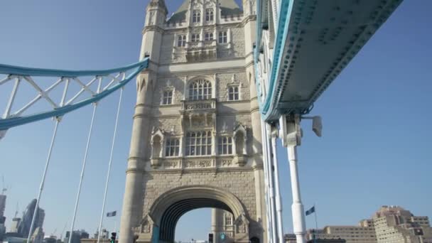 Lage Hoek Van Torens Van Een Tower Bridge — Stockvideo