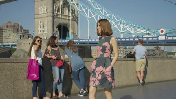 Ung Kvinnlig Turist London — Stockvideo