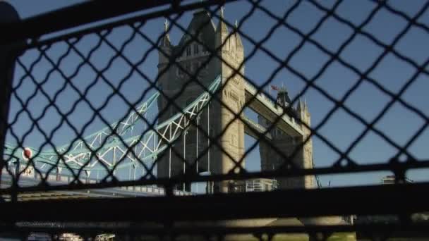 Puente Torre Visto Través Una Cerca — Vídeo de stock