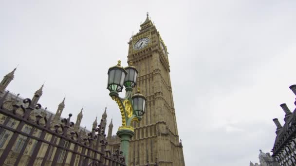 Ángulo Bajo Torre Del Reloj Big Ben — Vídeos de Stock