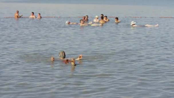死海に浮かぶ人々 — ストック動画