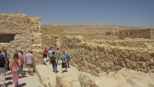 Lidé Chodí Navštěvují Masadu — Stock video