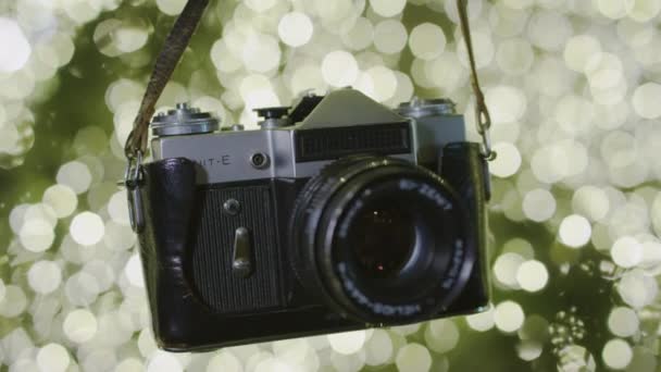 Fechar Uma Câmera Fotográfica Luzes Bokeh — Vídeo de Stock