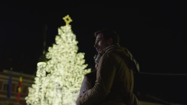 Noel Pazarında Işıklara Hayran Olan Genç Çift — Stok video