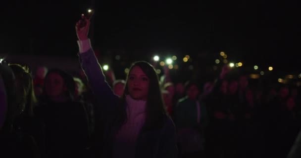 Folk Viftar Med Telefonljus Konsert — Stockvideo