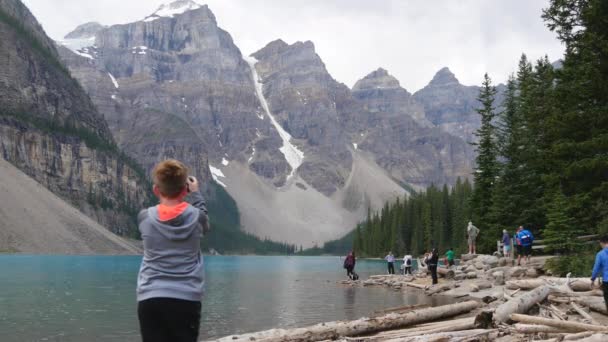 Tirando Fotos Lago Moraine — Vídeo de Stock