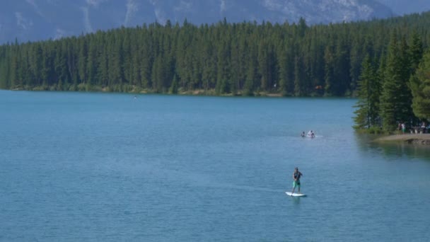 Pessoas Relaxando Lago — Vídeo de Stock