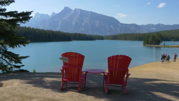 Duas Cadeiras Vermelhas Two Jack Lake — Vídeo de Stock