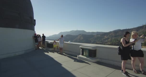 Turistas Cubierta Del Observatorio Griffith — Vídeo de stock