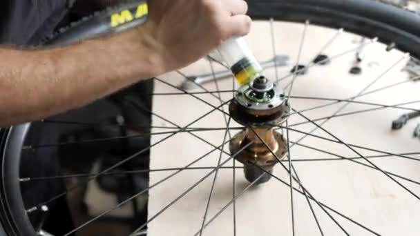 Memperbaiki Roda Sepeda — Stok Video