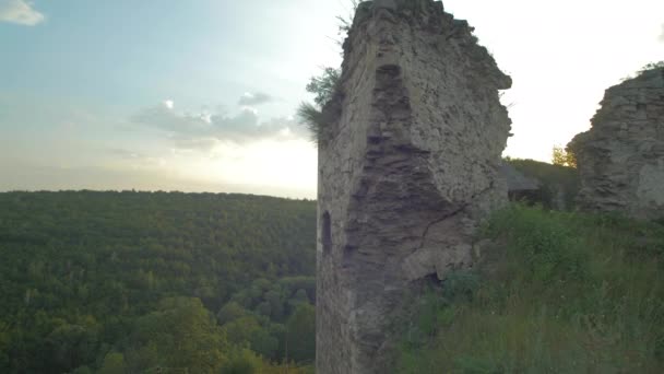 丘の上の損傷した壁 — ストック動画