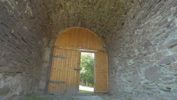 Деревянные Двери Каменные Стены — стоковое видео