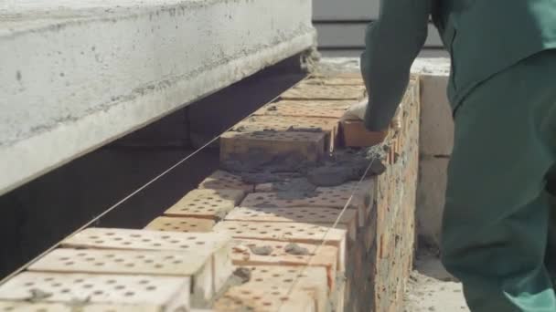 Bricklayer Trabalhando Canteiro Obras — Vídeo de Stock