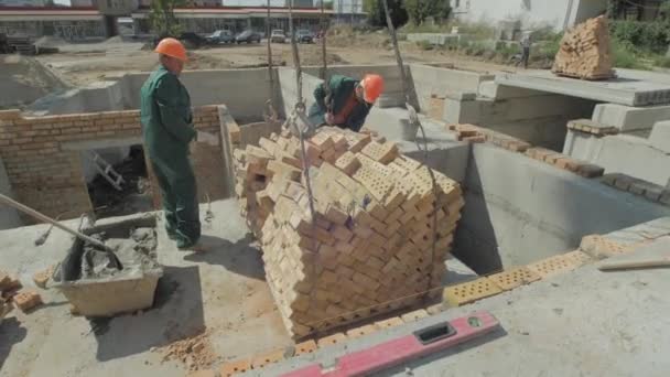 Trabalhadores Que Descarregam Tijolos Guindaste — Vídeo de Stock