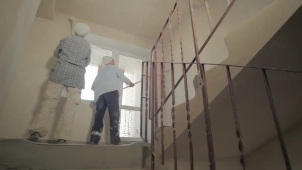 Workers Cleaning Walls Block Staircase — Vídeo de Stock