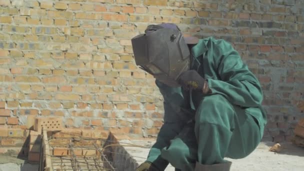 降低工人焊接钢的倾角 — 图库视频影像
