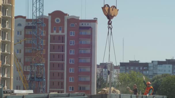 Briques Sur Une Grue Travailleurs Sur Chantier — Video