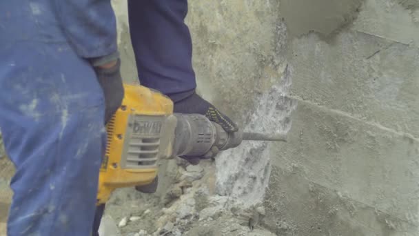 Trabalhador Construtor Usando Pickhammer — Vídeo de Stock