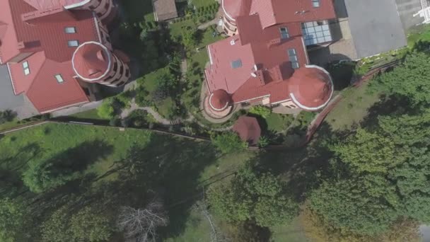 赤い屋根の建物の空中ビュー — ストック動画