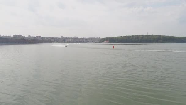 Вид Воздуха Лодки Мчащиеся Озеру — стоковое видео
