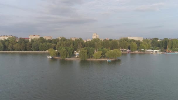 Letecký Pohled Jezero Stromy Blízkosti Budov — Stock video