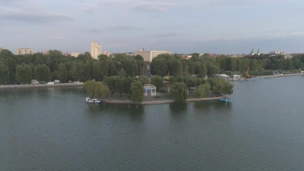 Вид Воздуха Озеро Рядом Городом — стоковое видео