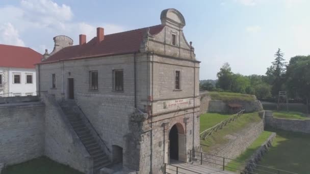 城堡入口的空中景观 — 图库视频影像