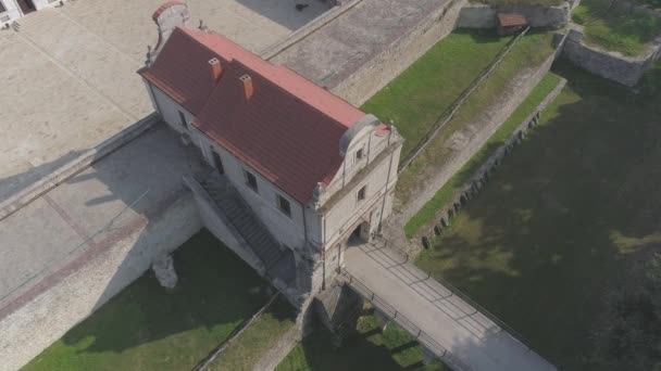 城堡入口的空中景观 — 图库视频影像