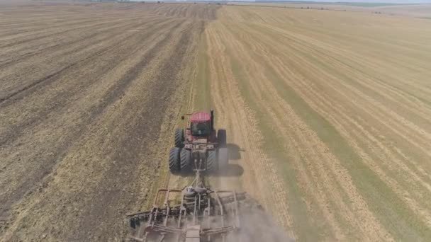 Luftaufnahme Eines Traktors Der Ein Feld Pflügt — Stockvideo