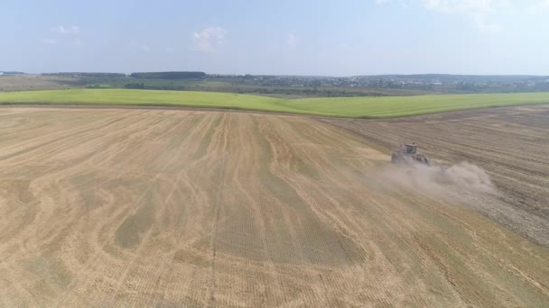 Luftaufnahme Eines Traktors Der Auf Den Feldern Pflügt — Stockvideo