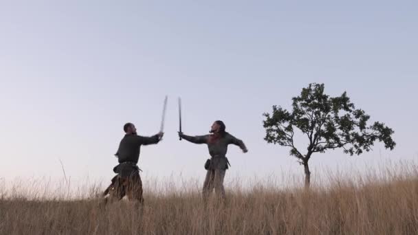 Hommes Vêtements Médiévaux Battant Extérieur — Video