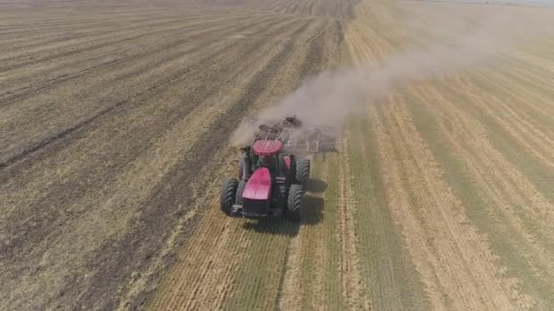 Luftaufnahme Eines Traktors Der Ein Feld Pflügt — Stockvideo