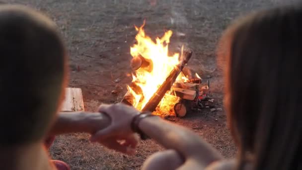 Bij Een Kampvuur Staan — Stockvideo