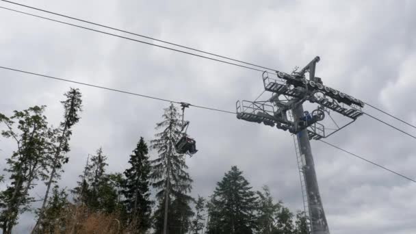 Pessoas Teleféricos Nas Montanhas — Vídeo de Stock