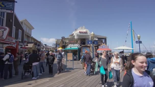 Πλήθος Στο San Francisco Pier — Αρχείο Βίντεο