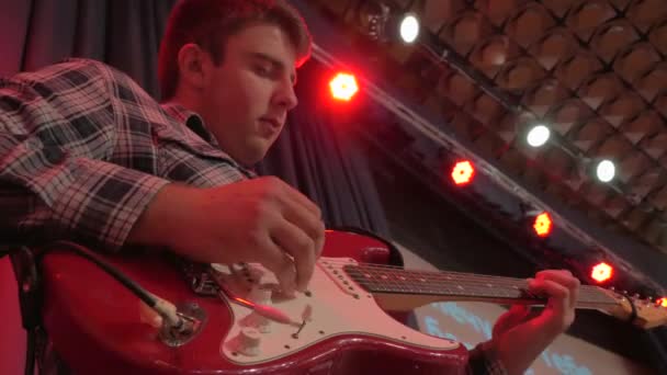 Homme Jouant Guitare Électrique — Video