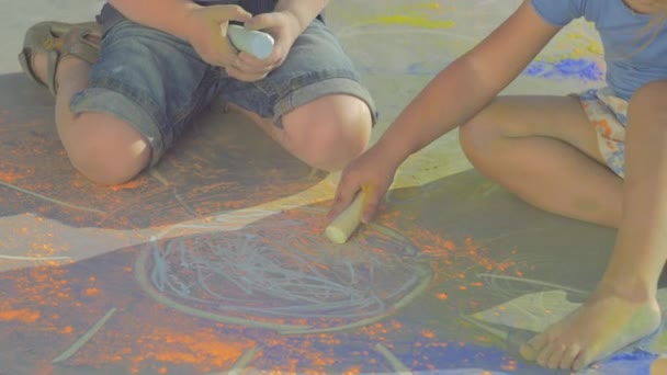 Anak Anak Menggambar Dengan Kapur — Stok Video