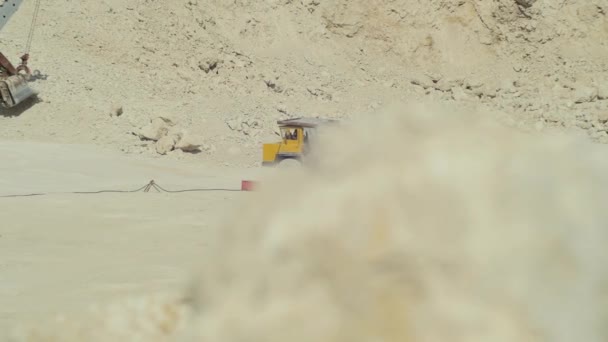 Camión Volquete Una Excavadora Sitio Construcción — Vídeo de stock