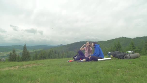 两个女孩在山上露营 — 图库视频影像