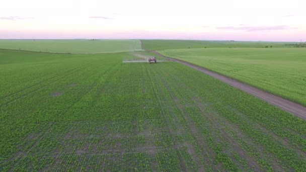 Luftaufnahme Eines Bewässerungstraktors Auf Einer Grünen Wiese — Stockvideo