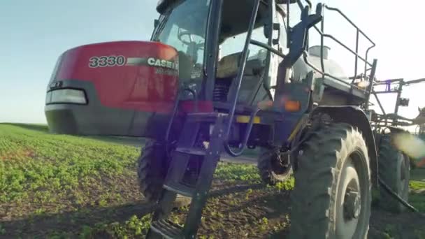 现场的灌溉拖拉机 — 图库视频影像