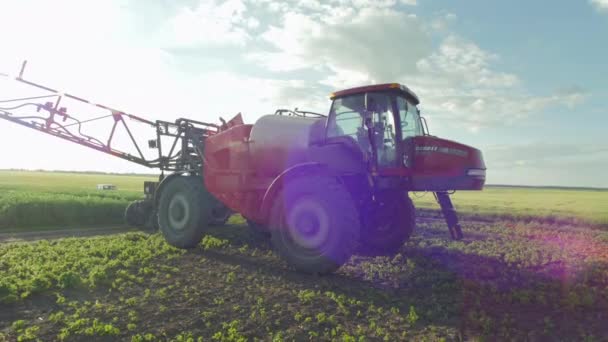 Bevattningstraktorer Fältet — Stockvideo