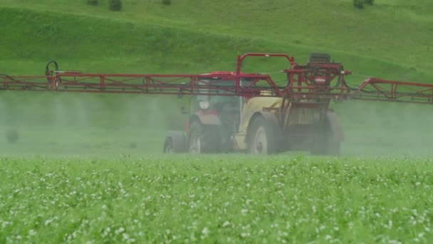 Irrigação Com Trator Campo — Vídeo de Stock