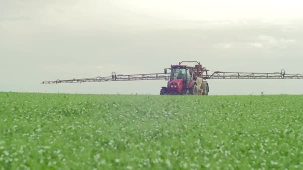 Irrigação Com Trator Campo Forragem — Vídeo de Stock