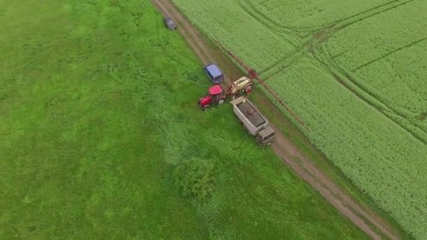 Luftaufnahme Eines Bewässerungstraktors — Stockvideo