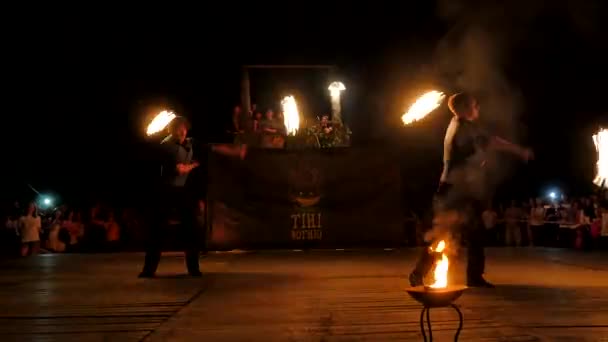 Пожежна Нічна Вистава Люди Танцюють Вогнем — стокове відео